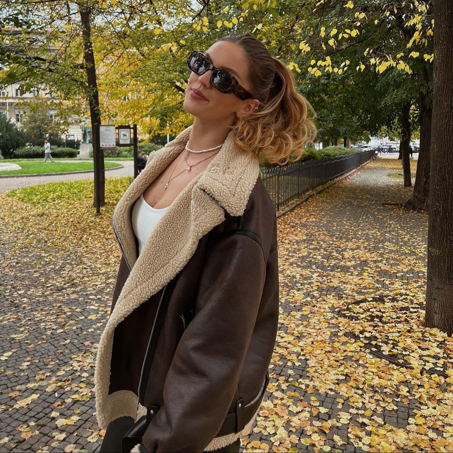 Veste longue en fourrure à multiples zips