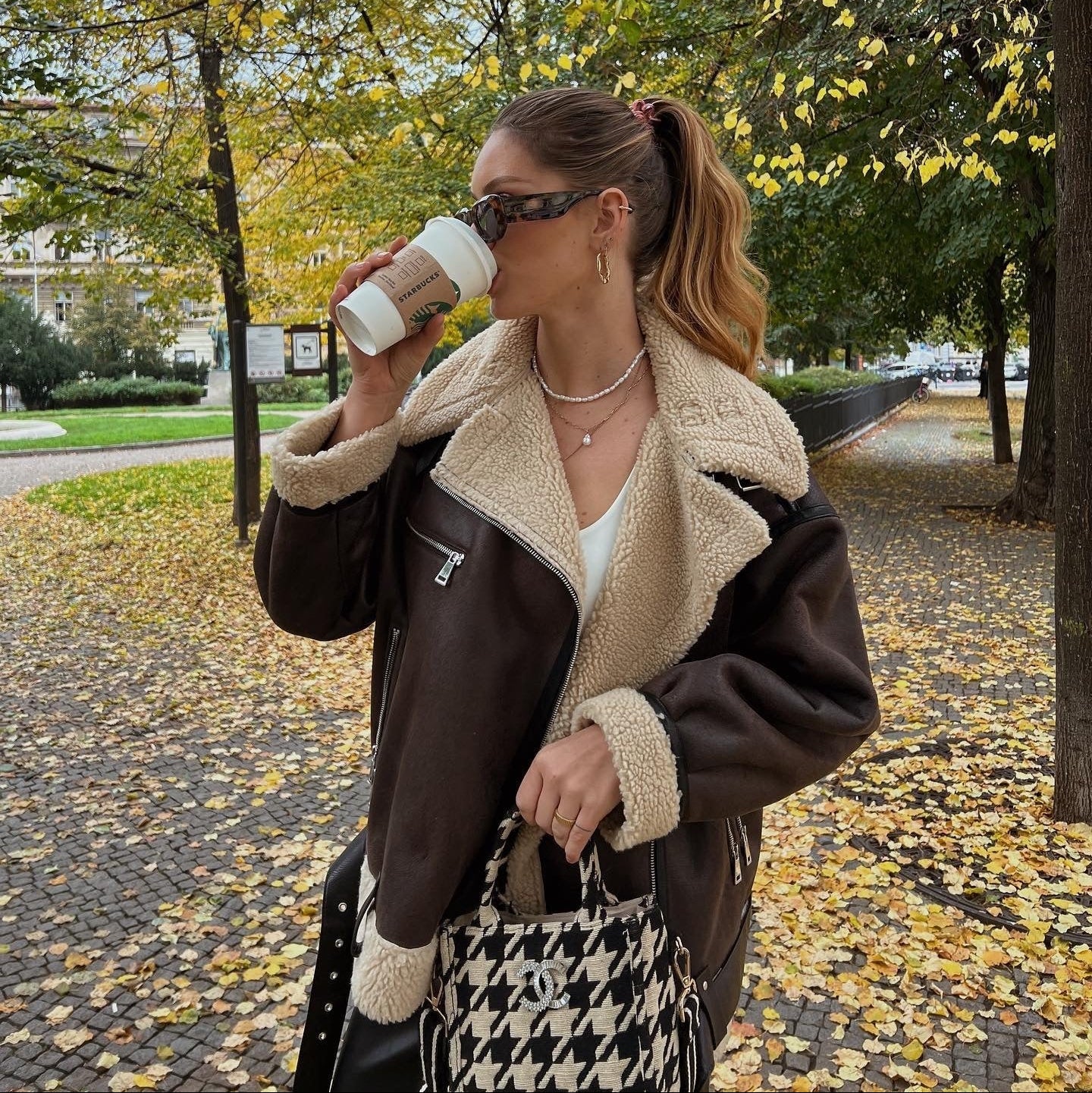 Veste longue en fourrure à multiples zips