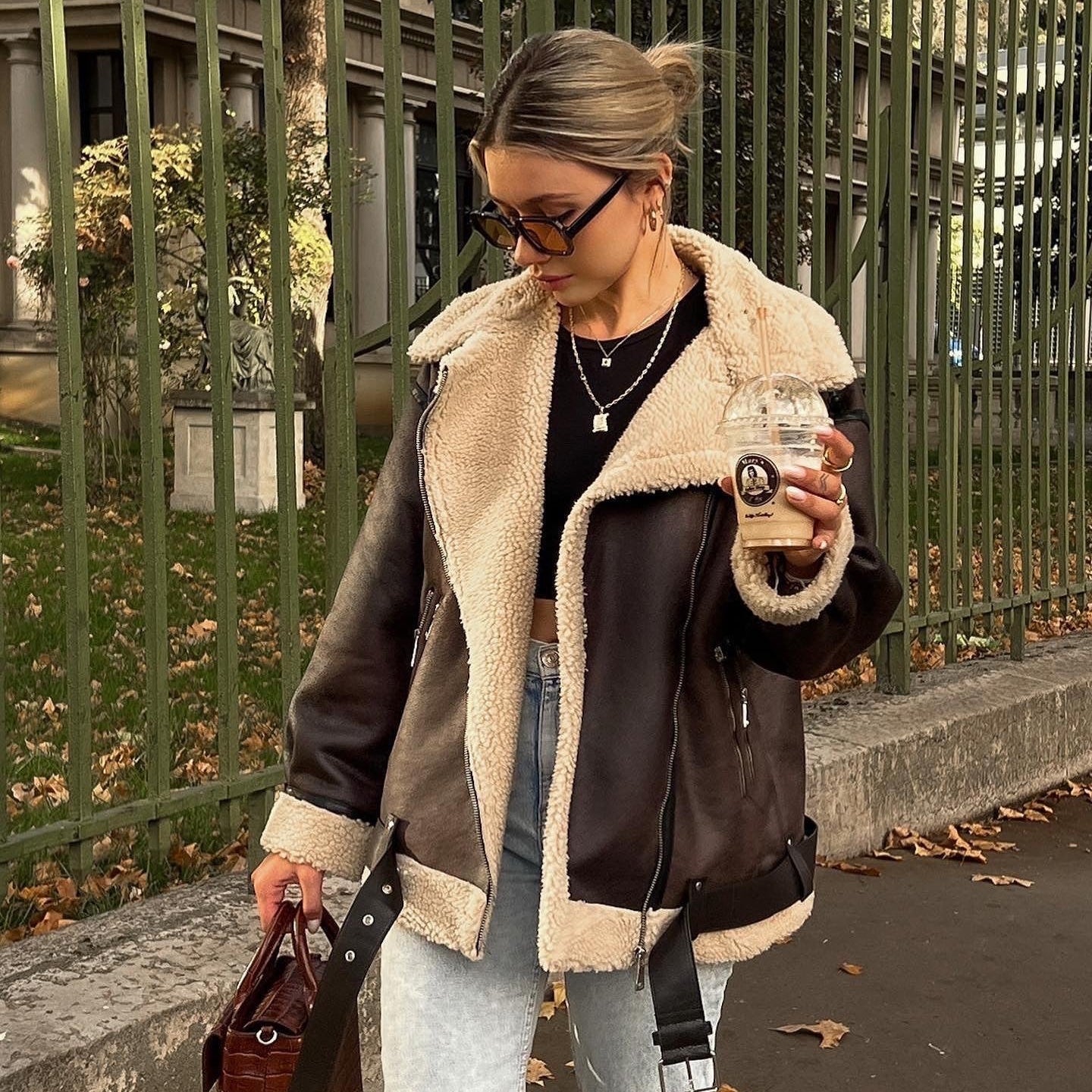 Veste longue en fourrure à multiples zips