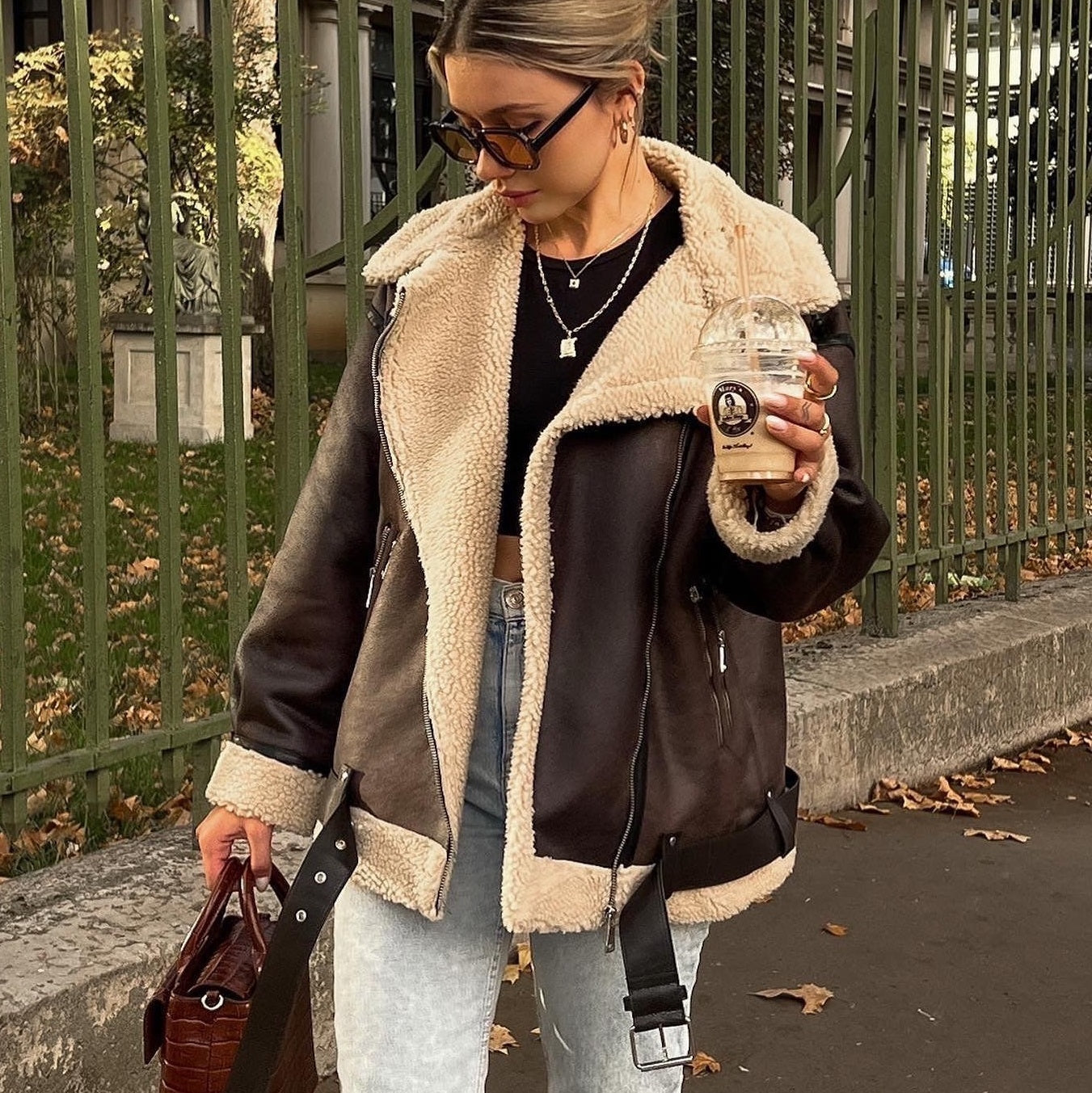 Veste longue en fourrure à multiples zips